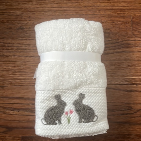casaba Bath Set Of 2 Hand Towels With Bunnies Poshmark